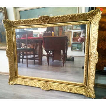 Zrcadlo ve starožitném francouzském zlaceném dřevěném rámu