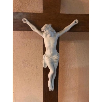 St. porcelánový Kristus na dřevěném kříži